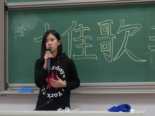 选手陈乐滢演唱《I wish you were here》